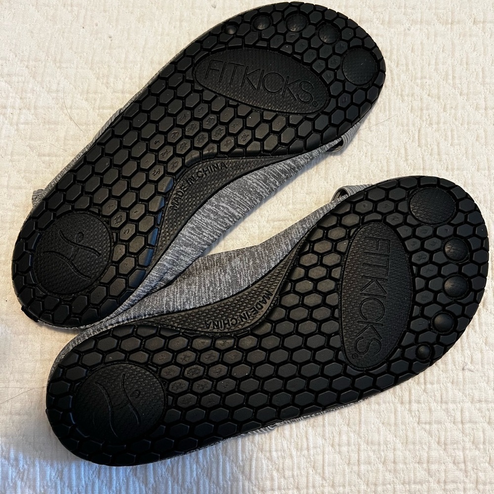 Fit kicks in Medium size 7-8. Great for around the pool or yoga! Gray. - Picture 4 of 4